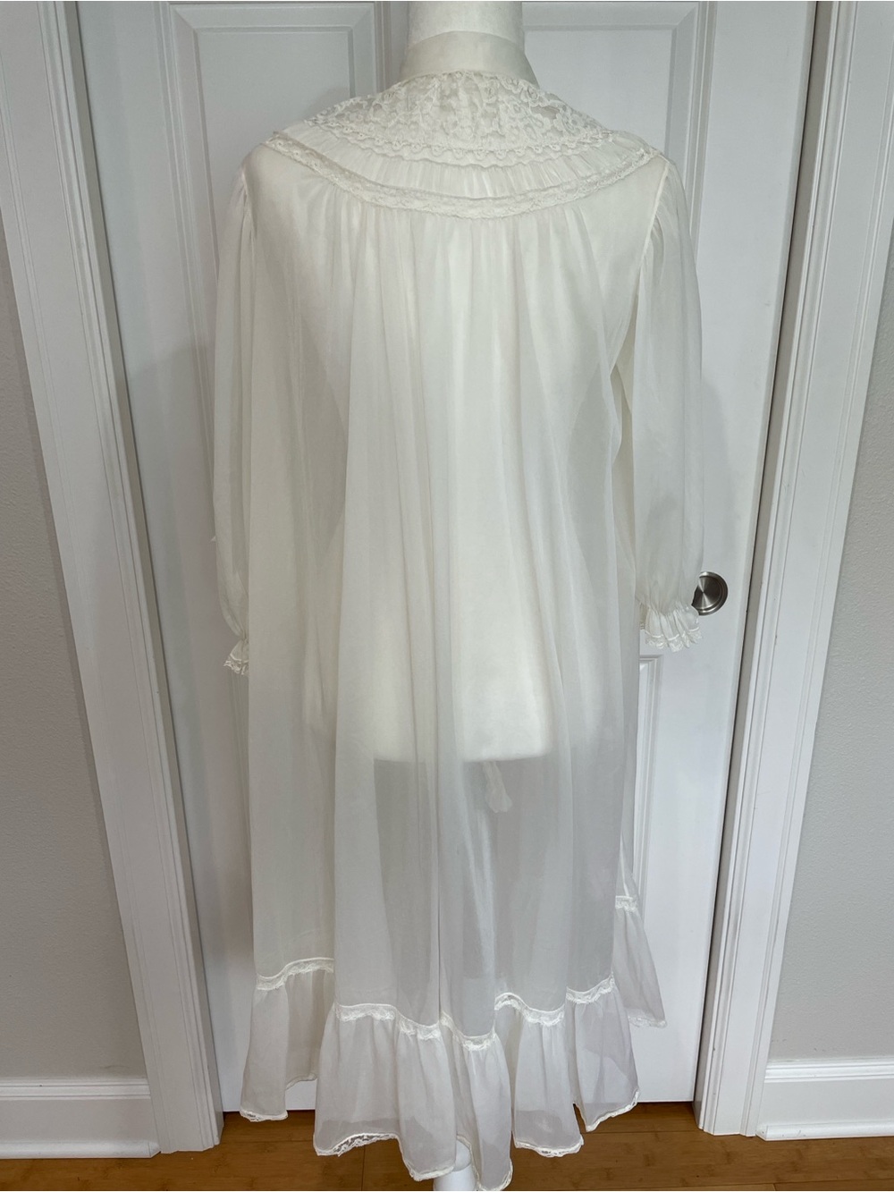 Nylon Peignoir Medium Lace 3/4 Sleeve Smocked Lace Semi Sheer Off White Robe VTG - Picture 8 of 9